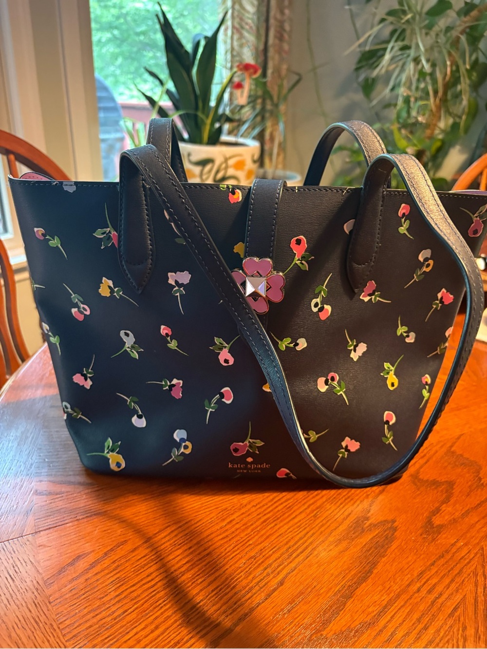 kate spade navy floral tote with pink clasp - Picture 4 of 7